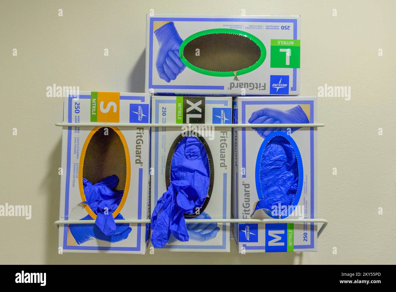 NEW ORLEANS, LA, USA - 29 AOÛT 2022 : gros plan des gants d'examen en nitrile Medline FitGuard dans des boîtes sur le mur de la chambre d'hôpital Banque D'Images