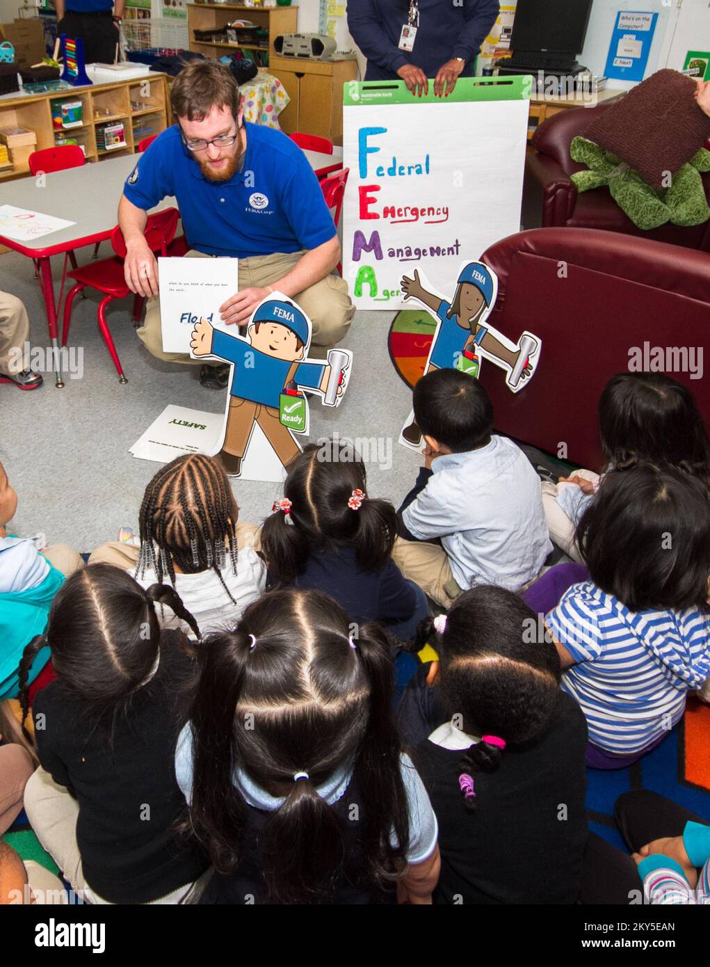 Asbury Park, N.J., 6 mars 2013 FEMA for Kids, un programme éducatif de sensibilisation pour les enfants d'âge scolaire, est utilisé dans Little TotΓÇÖs Preschool & Day Care. FEMA for Kids enseigne aux enfants comment se préparer aux situations d'urgence et aux catastrophes comme l'ouragan Sandy. Photographies relatives aux programmes, aux activités et aux fonctionnaires de gestion des catastrophes et des situations d'urgence Banque D'Images