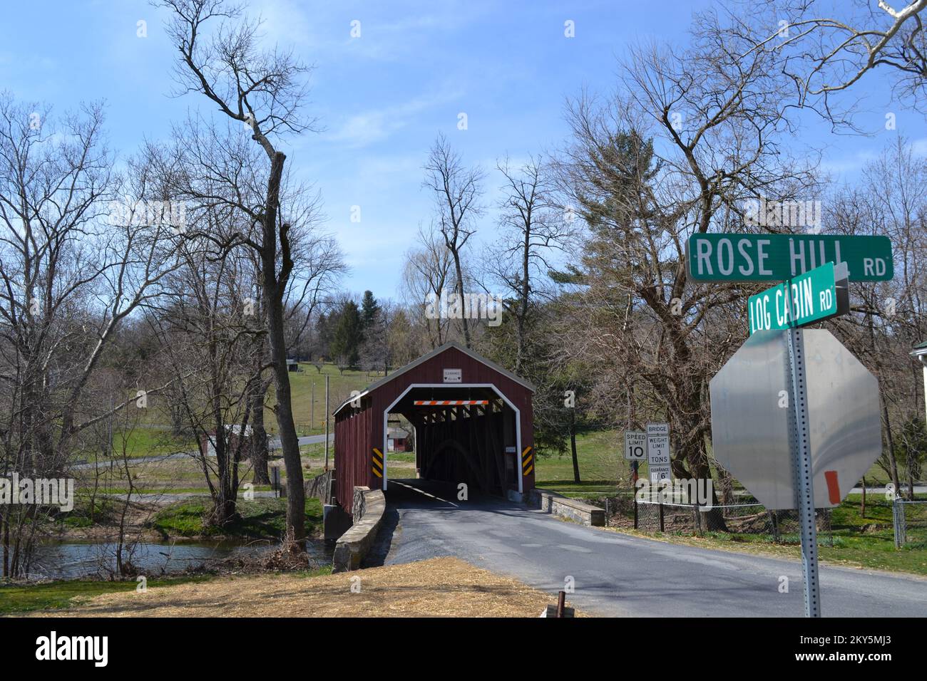 Warwick et West Earl Townships, Pennsylvanie, 7 avril 2013 Zook's Mill Pont couvert dans le comté de Lancaster traverse le ruisseau Cocalico. Le financement de la FEMA a couvert 75 % des coûts de $162 272 pour réparer le pont vieux de 164 ans après la tempête tropicale Lee et l'ouragan Irene en 2011. L'ouragan Irene en Pennsylvanie. Photographies relatives aux programmes, aux activités et aux fonctionnaires de gestion des catastrophes et des situations d'urgence Banque D'Images