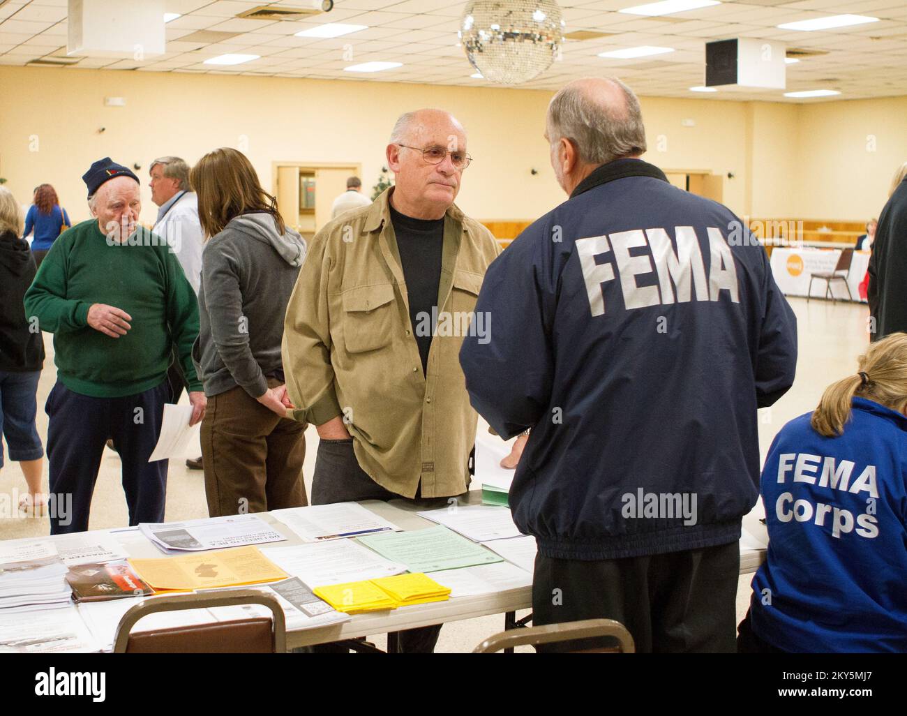 Les résidents de Middletown assistent à la foire des ressources de Sandy. New Jersey ouragan Sandy. Photographies relatives aux programmes, aux activités et aux fonctionnaires de gestion des catastrophes et des situations d'urgence Banque D'Images