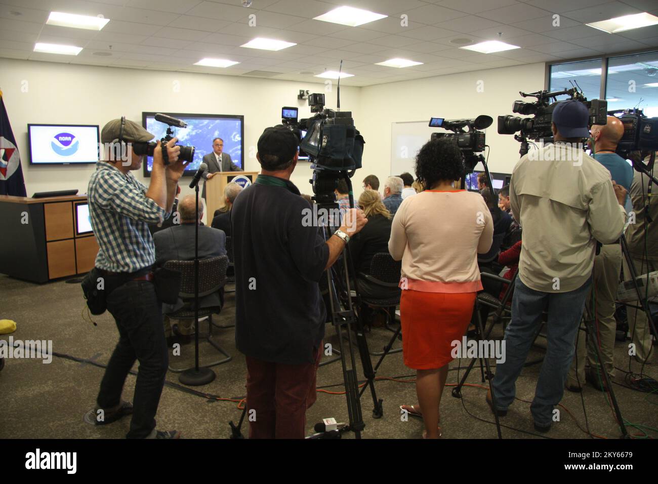 Silver Spring, Md., 23 mai 2013 Joseph L. Nimmich, administrateur associé de la FEMA pour le Bureau d'intervention et de rétablissement, prenant la parole lors du déploiement de l'ouragan atlantique 2013 de la NOAA. Photographies relatives aux programmes, aux activités et aux fonctionnaires de gestion des catastrophes et des situations d'urgence Banque D'Images Silver Spring, Md., 23 mai 2013 Joseph L. Nimmich, administrateur associé de la FEMA pour le Bureau d'intervention et de rétablissement, prenant la parole lors du déploiement de l'ouragan atlantique 2013 de la NOAA. Photographies relatives aux programmes, aux activités et aux fonctionnaires de gestion des catastrophes et des situations d'urgence Banque D'Images