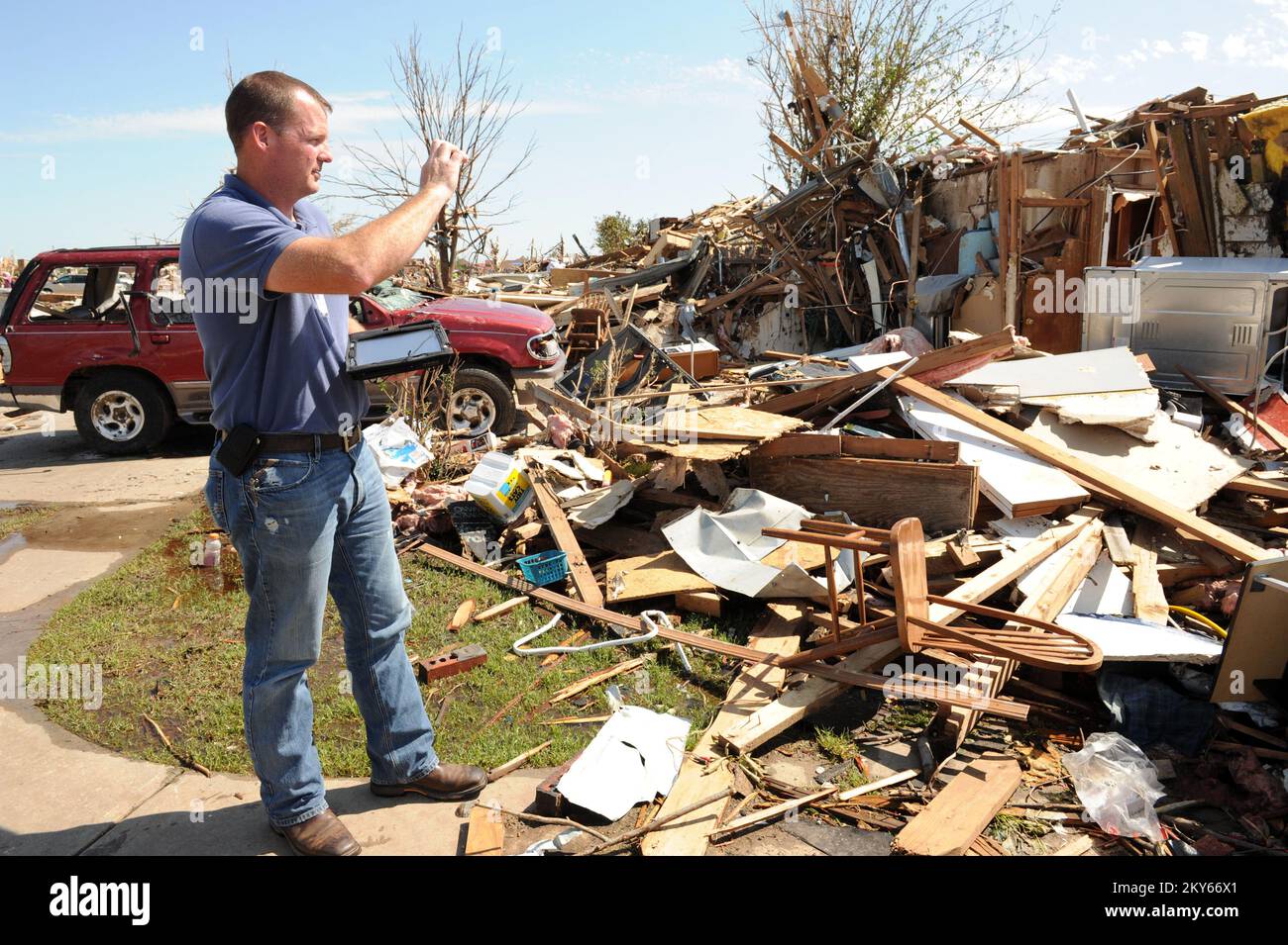 Oklahoma City, Okla., l'inspecteur de la FEMA de 23 mai 2013, David Kerr, inspecte une maison qui a été touchée par la récente tornade sur 20 mai 2013. Les résidents touchés par la tornade sont encouragés à s'inscrire auprès de la FEMA. Oklahoma City, OK, 23 mai 2013--l'inspecteur de la FEMA, David Kerr, inspecte une maison qui a été touchée par la récente tornade sur 20 mai 2013. Photographies relatives aux programmes, aux activités et aux fonctionnaires de gestion des catastrophes et des situations d'urgence Banque D'Images