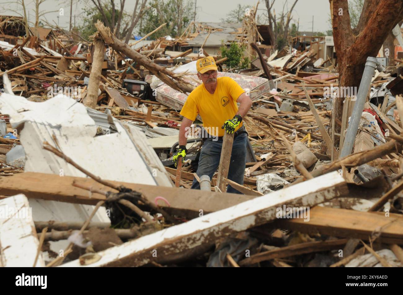 Bénévole baptiste du Sud avec nettoyage des débris. Photographies relatives aux programmes, aux activités et aux fonctionnaires de gestion des catastrophes et des situations d'urgence Banque D'Images