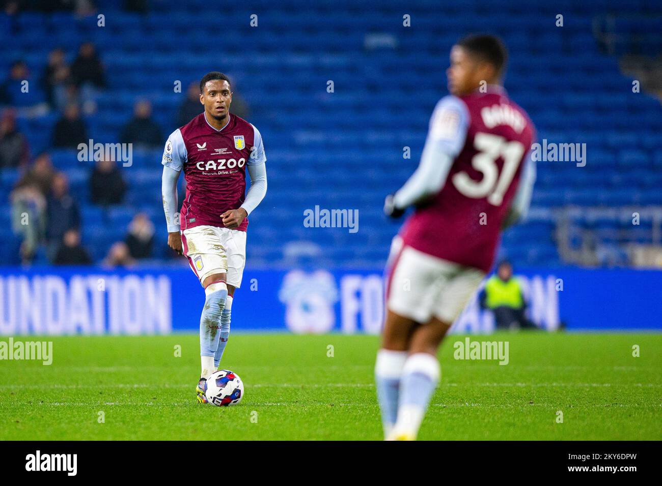 Cardiff, Royaume-Uni. 30th novembre 2022. Ezri Konsa de Aston Villa en action. Cardiff City v Aston Villa au Peter Whittingham Memorial Match au Cardiff City Stadium le 30th novembre 2022. Crédit : Lewis Mitchell/Alay Live News Banque D'Images