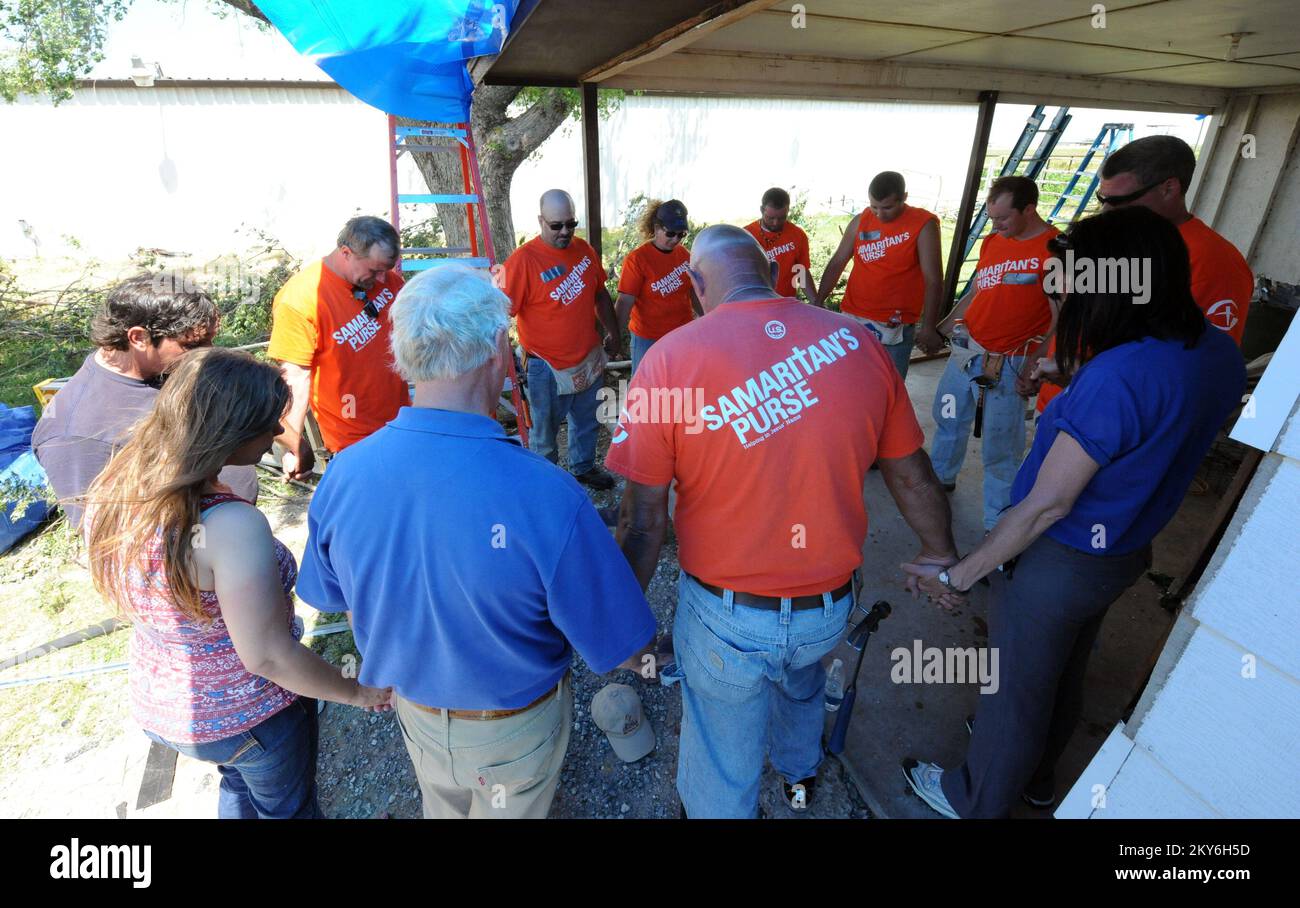 El Reno, Okla., 3 juin 2013 les volontaires avec la poche de Samaritain se réunissent pour dire une prière avec une famille qui la maison a été affectée par la tornade 31 mai. Les volontaires ont aidé à mettre un couvercle sur le toit qui a subi des dommages. El Reno, OK, 3 juin 2013--les volontaires avec la poche de Samaritain se réunissent pour dire une prière avec une famille qui la maison a été touchée par la tornade 31 mai. Les volontaires ont aidé à mettre un couvercle sur le toit qui a subi des dommages. Photographies relatives aux programmes, aux activités et aux fonctionnaires de gestion des catastrophes et des situations d'urgence Banque D'Images