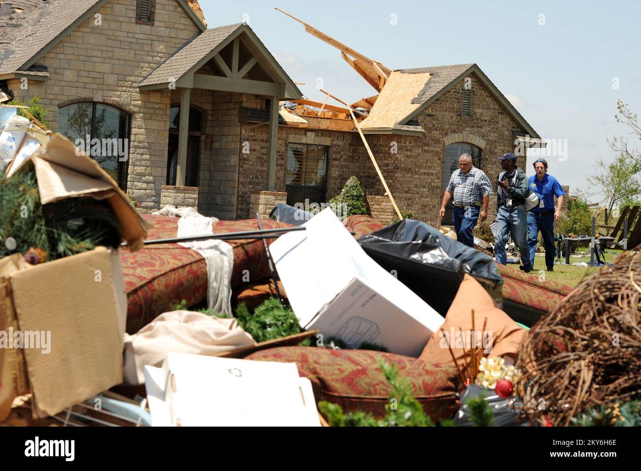 El Reno, Oklahoma, les responsables locaux, étatiques et fédéraux de 4 juin 2013 procèdent à des évaluations préliminaires des dommages dans les zones touchées par la récente tornade qui a touché 31 mai 2013. La tornade de 2,6 km de large était la plus large de toute l'histoire. El Reno, OK, 4 juin 2013--les autorités locales, d'État et fédérales procèdent à des évaluations préliminaires des dommages dans les zones touchées par la récente tornade qui a touché 31 mai 2013. La tornade de 2,6 km de large était la plus large de toute l'histoire. Photographies relatives aux programmes, aux activités et aux fonctionnaires de gestion des catastrophes et des situations d'urgence Banque D'Images