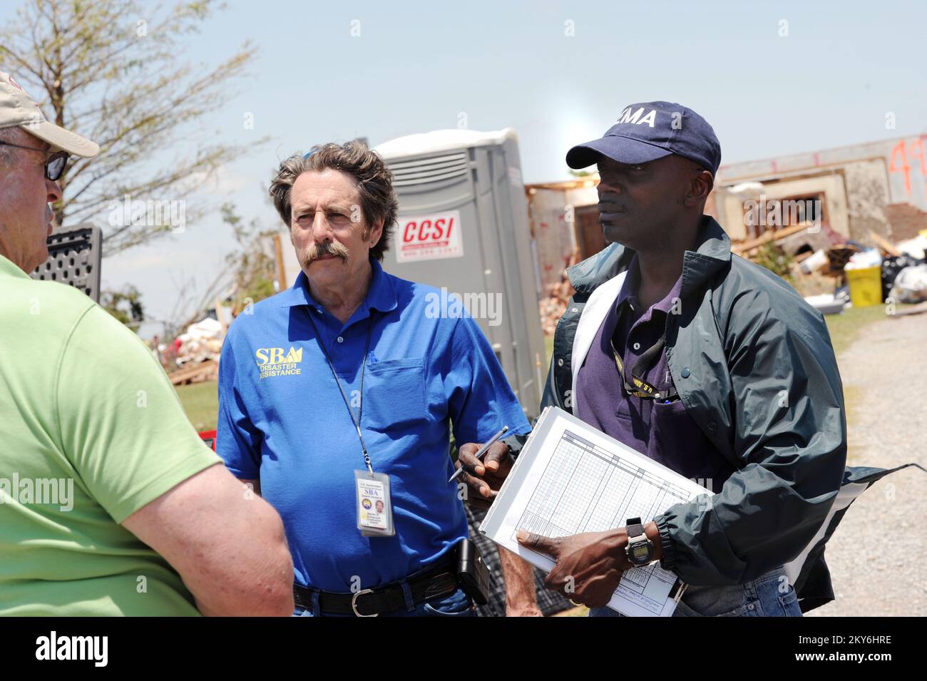 El Reno, Oklahoma, les responsables locaux, étatiques et fédéraux de 4 juin 2013 procèdent à des évaluations préliminaires des dommages dans les zones touchées par la récente tornade qui a touché 31 mai 2013. La tornade de 2,6 km de large était la plus large de toute l'histoire. El Reno, OK, 4 juin 2013--les autorités locales, d'État et fédérales procèdent à des évaluations préliminaires des dommages dans les zones touchées par la récente tornade qui a touché 31 mai 2013. La tornade de 2,6 km de large était la plus large de toute l'histoire. Photographies relatives aux programmes, aux activités et aux fonctionnaires de gestion des catastrophes et des situations d'urgence Banque D'Images