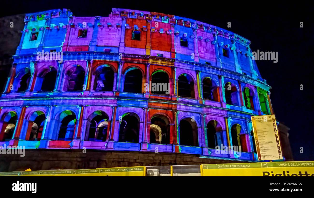 Rome, Italie. 30th novembre 2022. Colisée illuminé pour l'abolition de la peine de mort dans le monde entier. L'événement a été organisé par la Communauté de Sant'Egidio. (Credit image: © Patrizia Corteltessa/Pacific Press via ZUMA Press Wire) Credit: ZUMA Press, Inc./Alamy Live News Banque D'Images