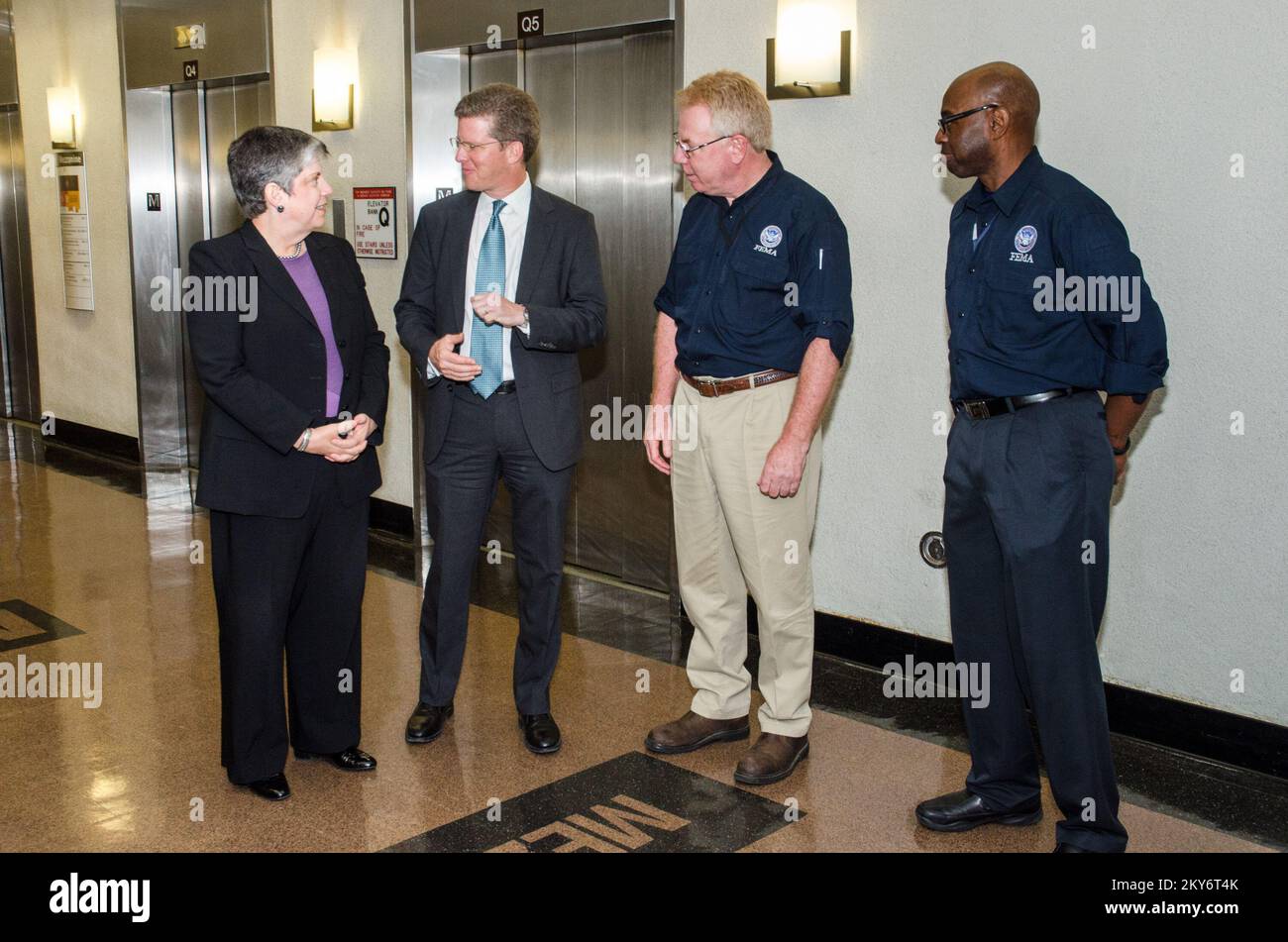 New York (N.Y.), Secrétaire à la sécurité intérieure du 14 juin 2013, Janet Napolitano, Secrétaire au logement et au développement urbain (HUD) Shaun Donovan, Michael Byrne, coordonnateur fédéral de la FEMA, et Willie Nunn, adjoint du FCO, ont rencontré des cadres de la Health and Hospitals Corporation (HHC) à l'hôpital Bellevue pour discuter des travaux de réparation effectués dans un certain nombre d'hôpitaux de la ville de New York endommagés lors de l'ouragan Sandy. K.C.WILSEY/FEMA. New York ouragan Sandy. Photographies relatives aux programmes, aux activités et aux fonctionnaires de gestion des catastrophes et des situations d'urgence Banque D'Images