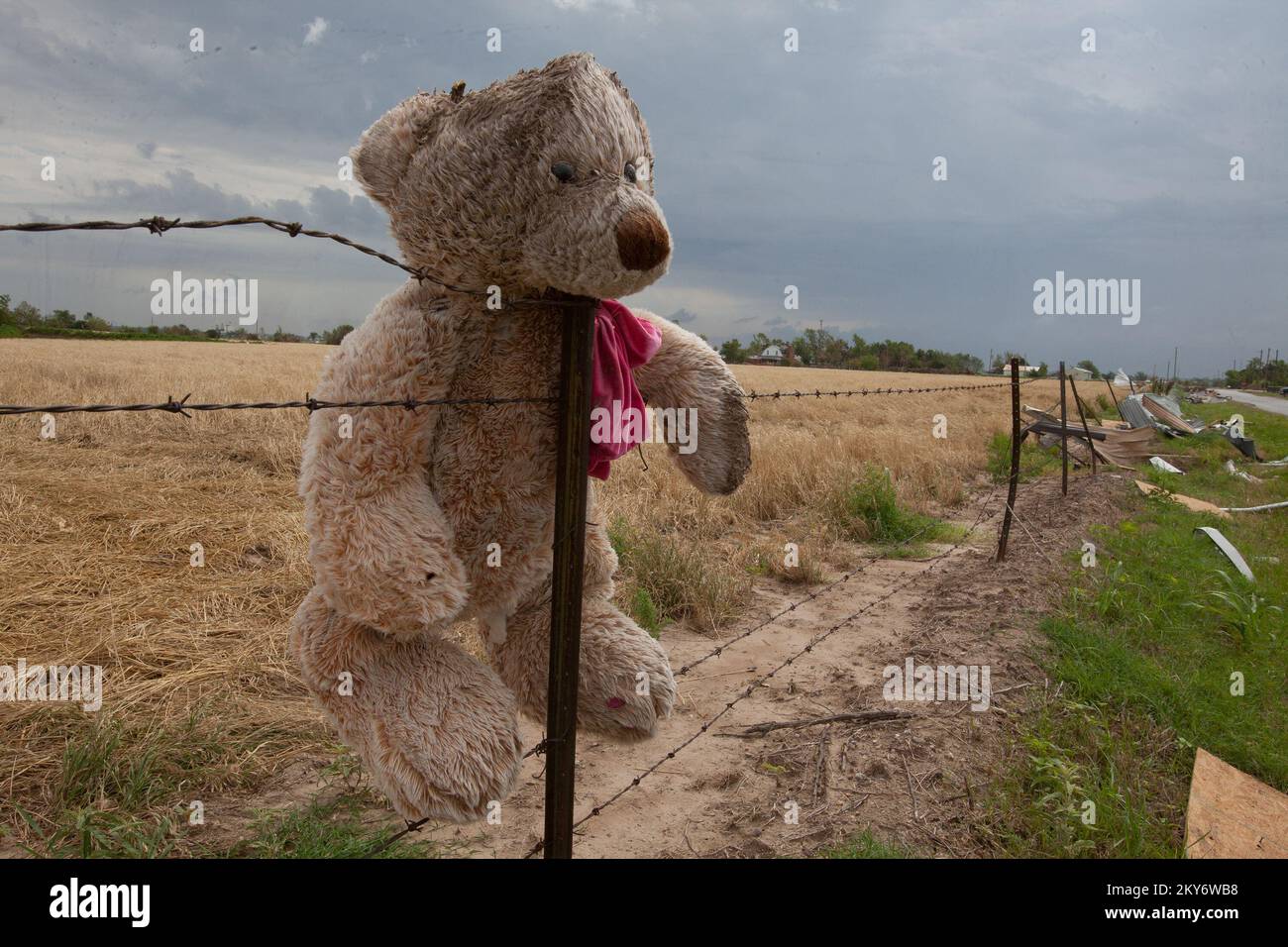 El Reno, Okla., 15 juin 2013 Un ours en peluche coincé sur une clôture et des effets personnels s'empilent en hauteur des maisons détruites à El Reno. La région d'El Reno a été frappée par une tornade de EF5 sur 31 mai 2013. C'était la plus large tornade de l'histoire des États-Unis à 2,6 miles de l'autre, et était la deuxième tornade de EF5 à toucher en Oklahoma sur une période de deux semaines. Andrea Booher/FEMA... Photographies relatives aux programmes, aux activités et aux fonctionnaires de gestion des catastrophes et des situations d'urgence Banque D'Images