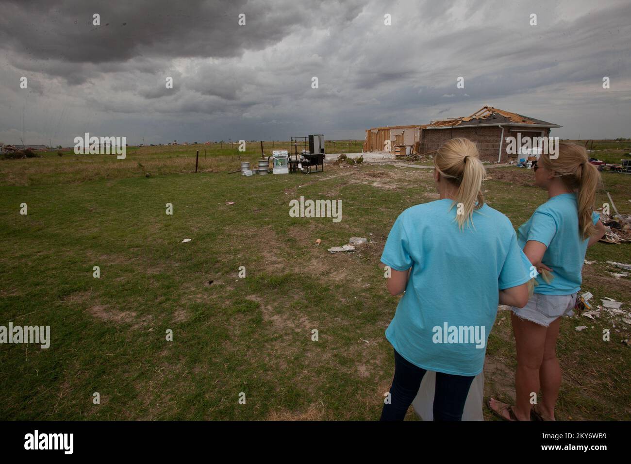 El Reno, en Oklahoma, les volontaires de 15 juin 2013, Taylor O'Neal et Ashley Eidson gardent un œil sur une tempête qui se déroule dans une communauté déjà dévastée à El Reno. La région d'El Reno a été frappée par une tornade de F5 sur 31 mai 2013. C'était la plus large tornade de l'histoire des États-Unis à 2,6 miles de l'autre, et était la deuxième tornade de EF5 à toucher en Oklahoma sur une période de deux semaines. Andrea Booher/FEMA... Photographies relatives aux programmes, aux activités et aux fonctionnaires de gestion des catastrophes et des situations d'urgence Banque D'Images