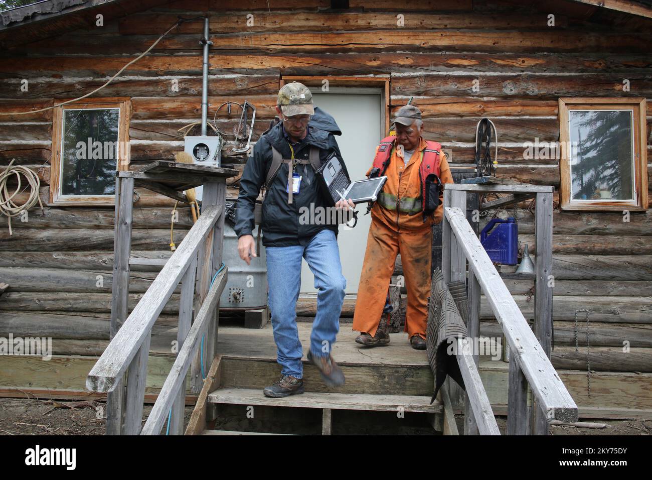 Hughes, Alaska, 8 juillet 2013 après que de graves inondations ont balayé le territoire de la rivière Koyukuk, l'eau a déplacé toute la structure de cette maison de la fondation. La FEMA intervient et dispose d'une équipe d'inspecteurs travaillant avec les survivants de catastrophes, l'État de l'Alaska et les zones régionales de fréquentation scolaire (REAA) désignées. Adam Dubrowa/FEMA. Photographies relatives aux programmes, aux activités et aux fonctionnaires de gestion des catastrophes et des situations d'urgence Banque D'Images