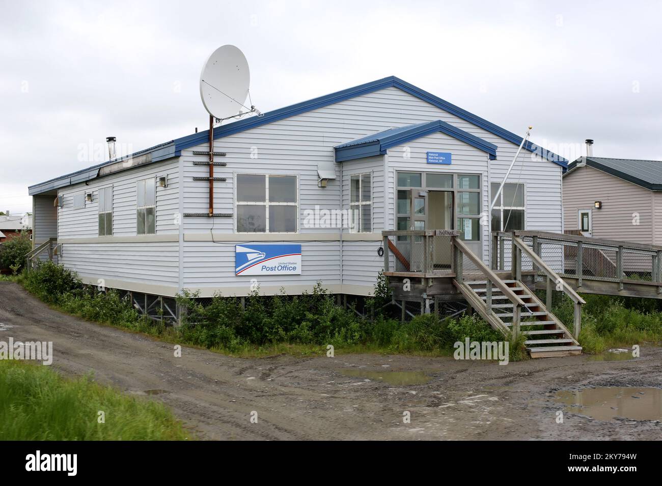 Alakanuk, Alaska, 16 juillet 2013 le bureau de poste d'Alakanuk a été  gravement endommagé lors d'une inondation majeure qui a touché le système  de distribution du courrier des communautés. Le financement fédéral