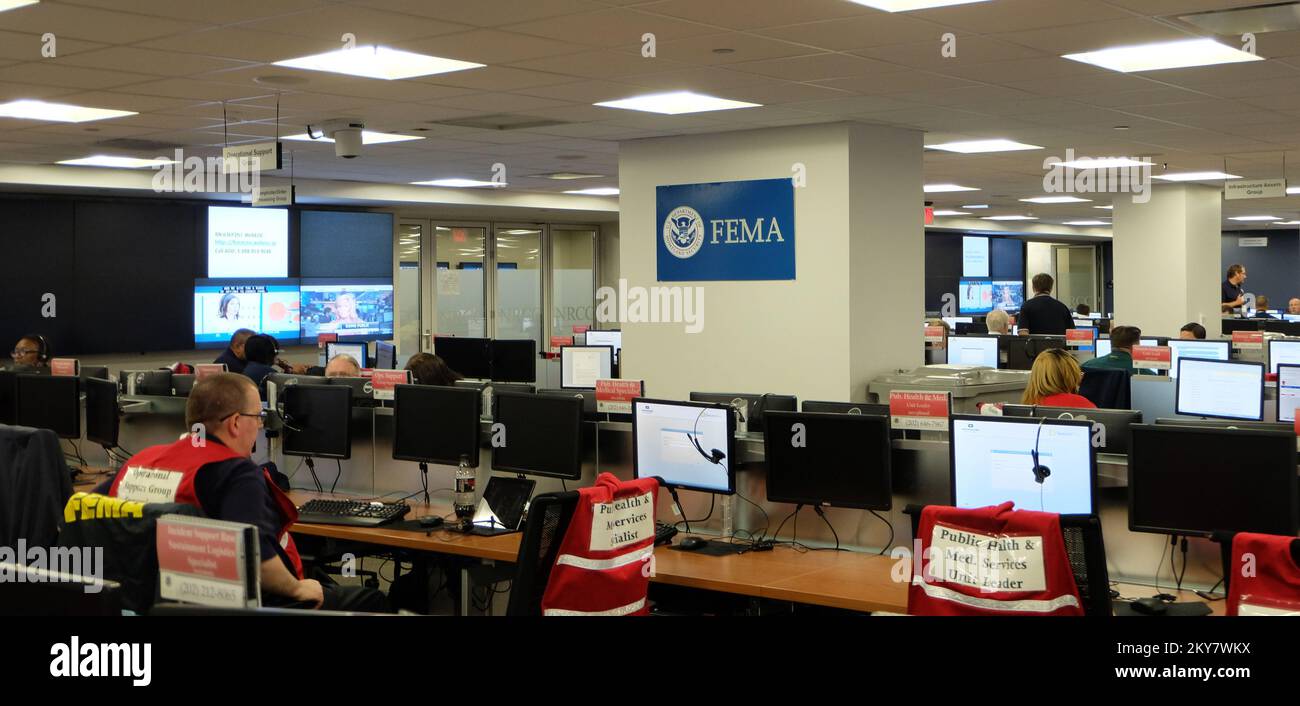 Le personnel travaille au Centre national de coordination des interventions de la FEMA à Washington, D.C., en réponse à la tempête tropicale Karen. Photographies relatives aux programmes, aux activités et aux fonctionnaires de gestion des catastrophes et des situations d'urgence Banque D'Images