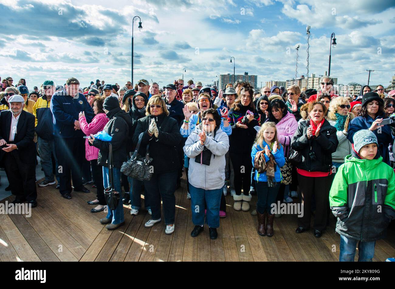 Long Beach, New York, 25 octobre 2013 Quelques jours avant le premier anniversaire de l'ouragan Sandy, les autorités locales ont coupé le ruban pour ouvrir la promenade terminée au public. Soixante-quinze pour cent du coût de la reconstruction de la promenade a été financé par le programme d'aide publique de l'Agence fédérale de gestion des urgences et l'État de New York couvrira le coût restant. K.C.WILSEY/FEMA. New York ouragan Sandy. Photographies relatives aux programmes, aux activités et aux fonctionnaires de gestion des catastrophes et des situations d'urgence Banque D'Images