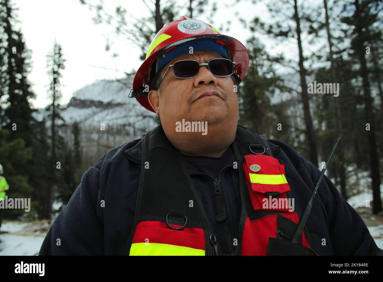 Santa Clara, N.M., 11 décembre 2013 l'officier de coordination tribale (TCO) Regis L. Chavarria relève les dommages aux anciennes terres spirituelles amérindiennes après que de graves incendies ont brûlé la végétation et que de fortes pluies ont chassé les montagnes, les eaux de pluie se sont déversés des sédiments et de la terre arable, ce qui démontre des taux d'érosion comme jamais enregistrés dans les couloirs riverains autrefois luxuriants. Adam DuBrowa/FEMA. Santa Clara Pueblo de graves tempêtes et inondations. Photographies relatives aux programmes, aux activités et aux fonctionnaires de gestion des catastrophes et des situations d'urgence Banque D'Images