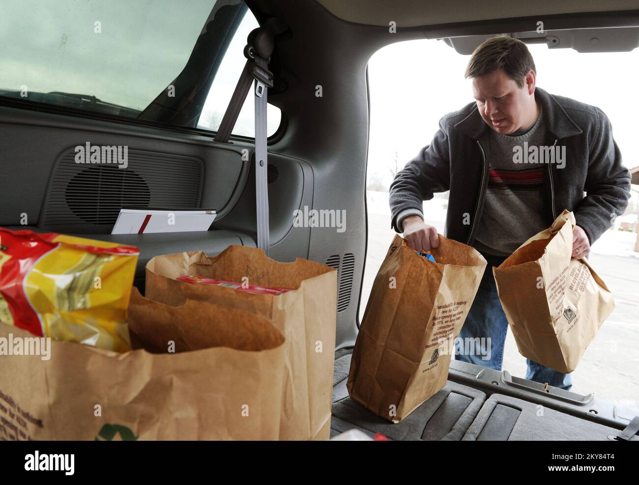 Brookport, Ill., 13 décembre 2013 Todd Robertson, un employé de