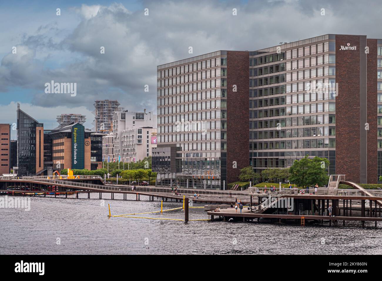 Copenhague, Danemark - 24 juillet 2022: Vue sud-ouest le long du quai de Kalvebod de Sydhavnen depuis le pont de Langebro montre de grands bâtiments, au-dessus de la passerelle d'eau avec la nage Banque D'Images