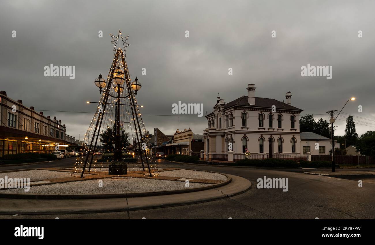 Éclairage de Noël à Glen Innes, dans le nord de la nouvelle-galles du Sud, en australie, avec l'ancien bâtiment ANZ Bank en face du supermarché Coles Banque D'Images