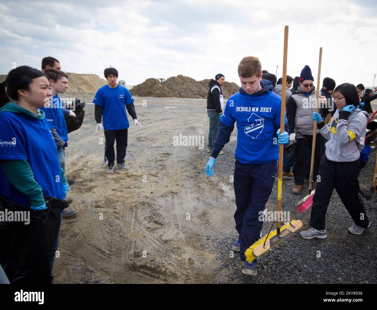 Sea Bright, N.J., 20 mars, 2014 étudiants de l'Institut de technologie du New Jersey redonnent aux communautés ravagées par les Sandy pendant les vacances de printemps en balayant les ordures des rues Sea Bright. New Jersey ouragan Sandy. Photographies relatives aux programmes, aux activités et aux fonctionnaires de gestion des catastrophes et des situations d'urgence Banque D'Images