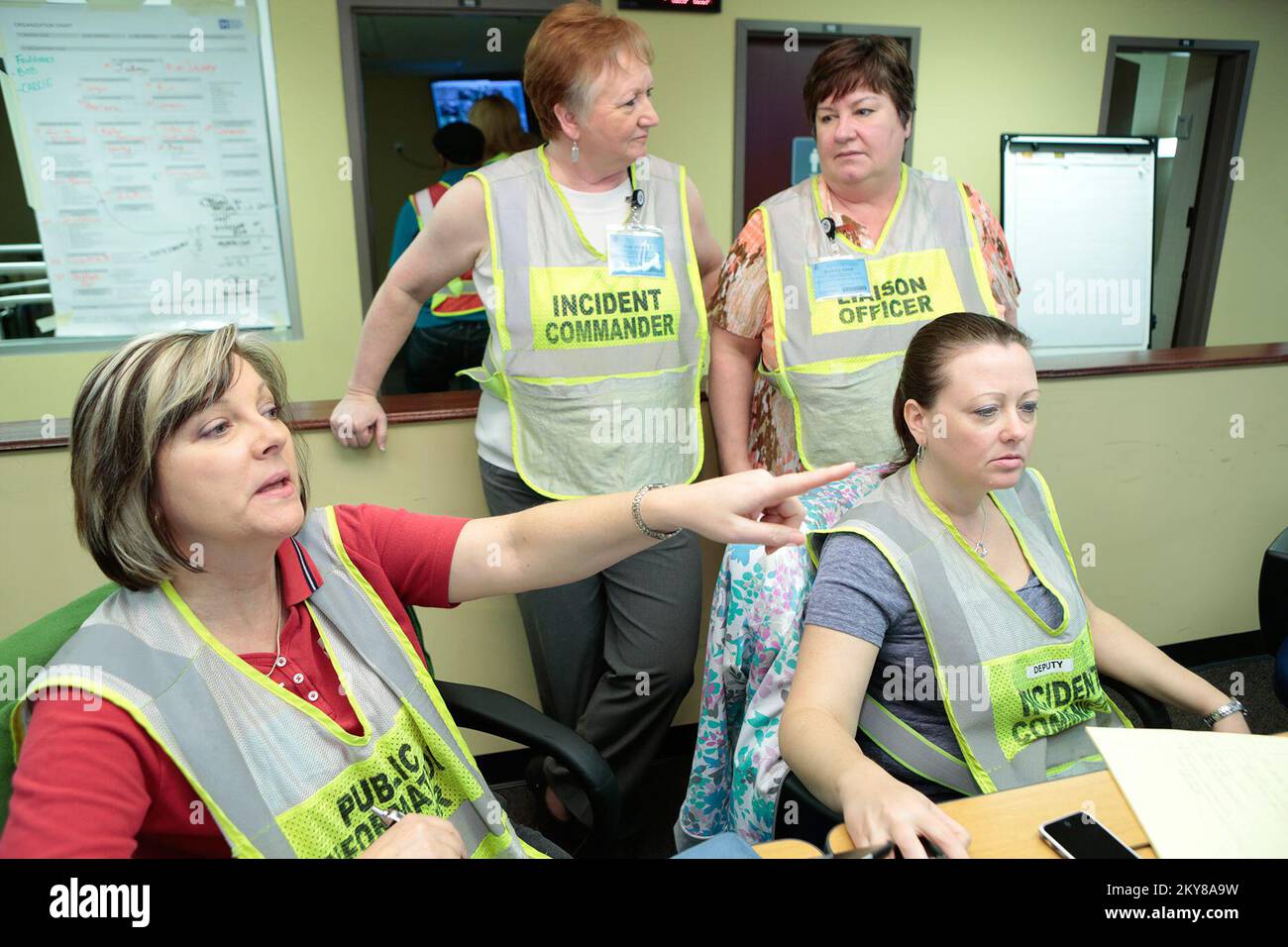 Anniston, Ala., le personnel de l'Administration de la santé des anciens combattants de l'3 mai 2014, représentant plusieurs centres médicaux de va, occupe le centre de commandement de l'hôpital à l'occasion d'une simulation d'incident de masse au Centre de protection civile (CDP) d'Anniston, Ala. Photographies relatives aux programmes, aux activités et aux fonctionnaires de gestion des catastrophes et des situations d'urgence Banque D'Images