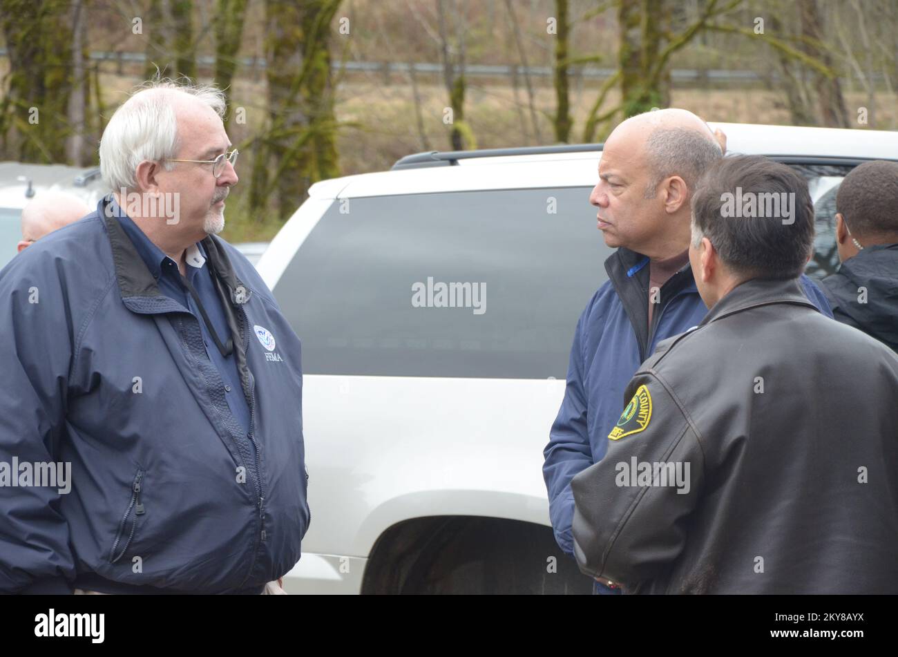 Comté de Snohomish, Washington, 6 avril 2014 Craig Fugate, administrateur de la FEMA, et Jeh Johnson, secrétaire de la sécurité intérieure, discutent du sauvetage et du rétablissement et des efforts sur le site de SR530 slide avec un membre du département du shérif du comté de Snohomish. Photographies relatives aux programmes, aux activités et aux fonctionnaires de gestion des catastrophes et des situations d'urgence Banque D'Images