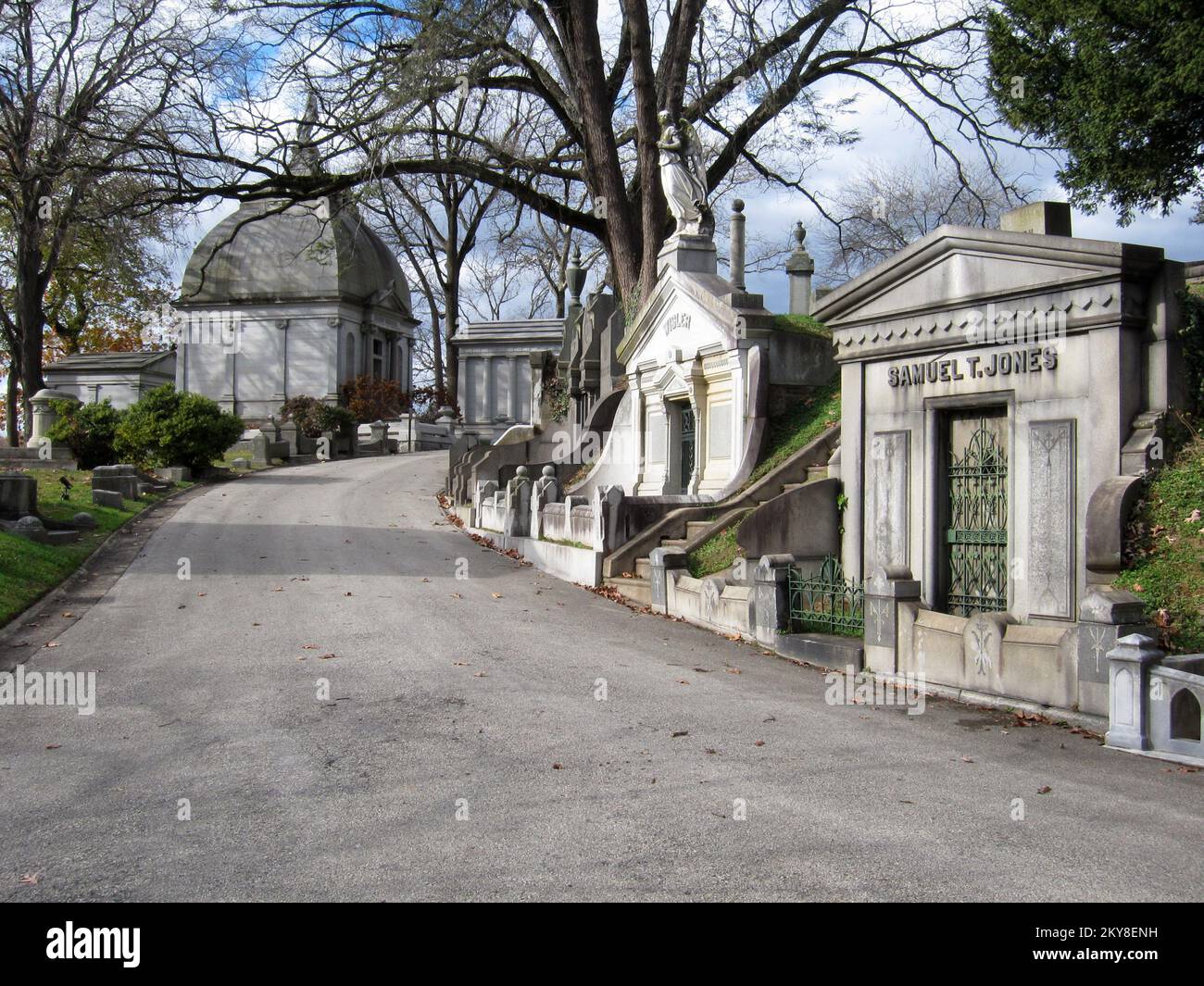 Les mausolées de Millionnaire's Row dans le cimetière de Laurel Hill à Philadelphie, Pennsylvanie. Banque D'Images