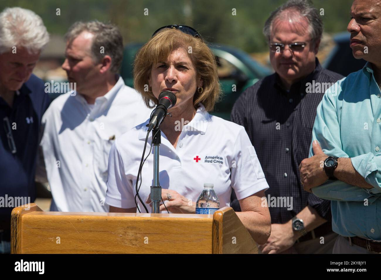 Vilonia, Ark., 4 mai 2014 – Gail J. McGovern, PDG de la Croix-Rouge, accompagné de représentants du Congrès, de l'État et des autorités locales et de l'ancien président Bill Clinton et du secrétaire du Département de la sécurité intérieure (DHS), Jeh Johnson, prend la parole lors d'une conférence de presse (tenue dans un parking près de l'hôtel de ville de Vilonia) Environ les 26 milles de destruction créés par les tornades de 27 avril qui ont frappé les communautés de Mayflower et de Vilonia. En arrière-plan, de gauche à droite: L'ancien président Bill Clinton; États-Unis Représentant Tim Griffin (2nd District de l'Arkansas); États-Unis Le sénateur Mark Pryor de l'Arkansas; le ministère de la CDM Banque D'Images