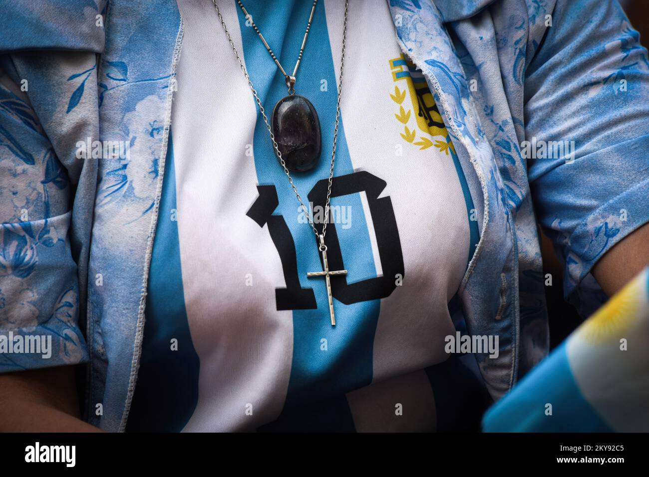 Buenos Aires, Argentine. 30th novembre 2022. Une femme portant le maillot de l'équipe nationale Argentine de football est vue à Buenos Aires. Les fans argentins de football regardent le match de leur équipe contre la Pologne lors de la coupe du monde, organisée par le Qatar, à Buenos Aires, en Argentine. Crédit : SOPA Images Limited/Alamy Live News Banque D'Images