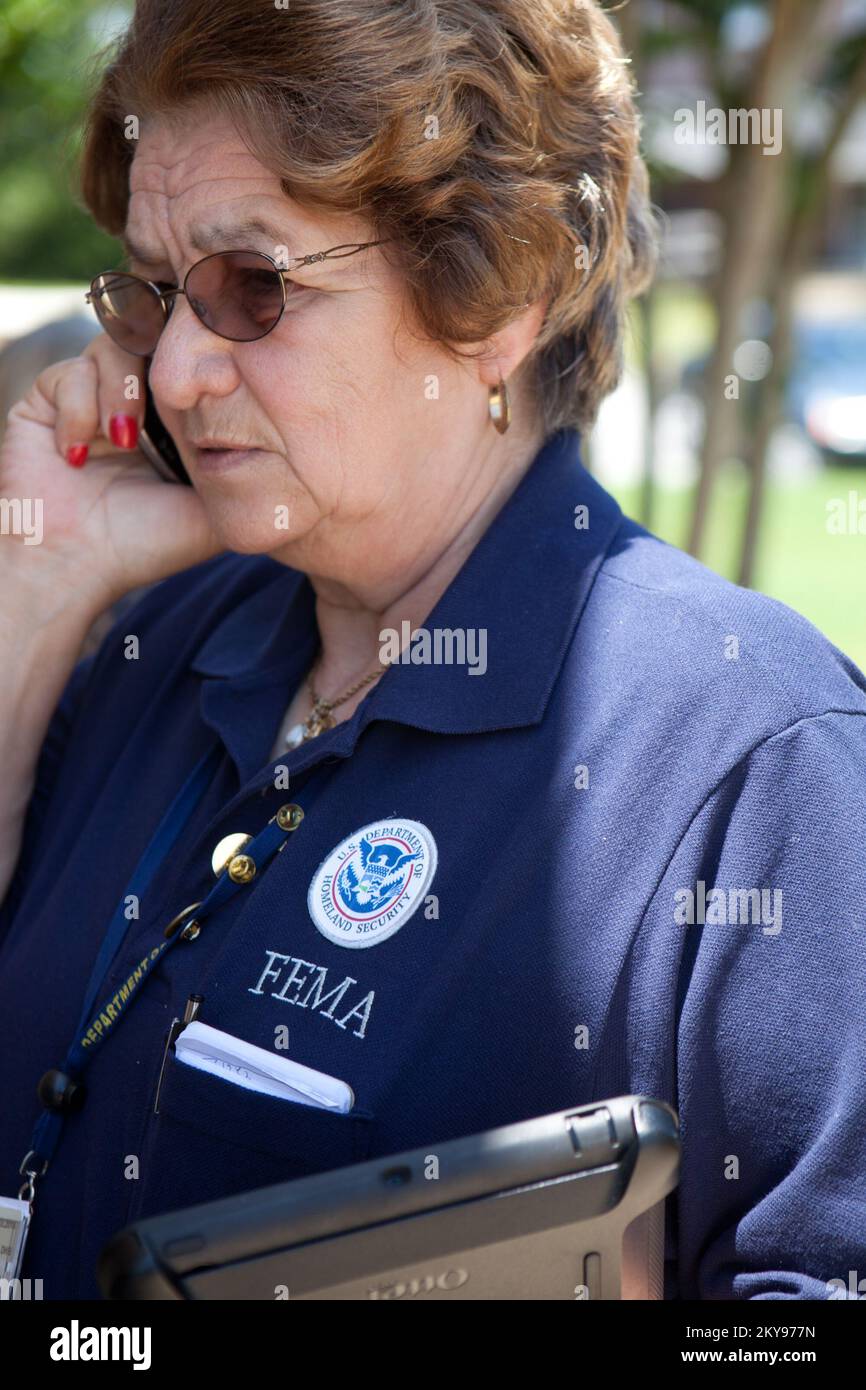 Pensacola, Floride, 18 mai 2014 membre de l'équipe d'assistance aux survivants en cas de catastrophe d'expression espagnole (DSAT), Ester Herrera vérifie l'état d'une inscription à la FEMA lors d'un événement à la St. Paroisse de John. L'équipe a été envoyée après une pluie torrentielle à la suite de deux orages qui ont déclenché des inondations soudaines dans la région. Andrea Booher/FEMA. Floride tempêtes sévères, tornades, vents en ligne droite et inondations. Photographies relatives aux programmes, aux activités et aux fonctionnaires de gestion des catastrophes et des situations d'urgence Banque D'Images Pensacola, Floride, 18 mai 2014 membre de l'équipe d'assistance aux survivants en cas de catastrophe d'expression espagnole (DSAT), Ester Herrera vérifie l'état d'une inscription à la FEMA lors d'un événement à la St. Paroisse de John. L'équipe a été envoyée après une pluie torrentielle à la suite de deux orages qui ont déclenché des inondations soudaines dans la région. Andrea Booher/FEMA. Floride tempêtes sévères, tornades, vents en ligne droite et inondations. Photographies relatives aux programmes, aux activités et aux fonctionnaires de gestion des catastrophes et des situations d'urgence Banque D'Images