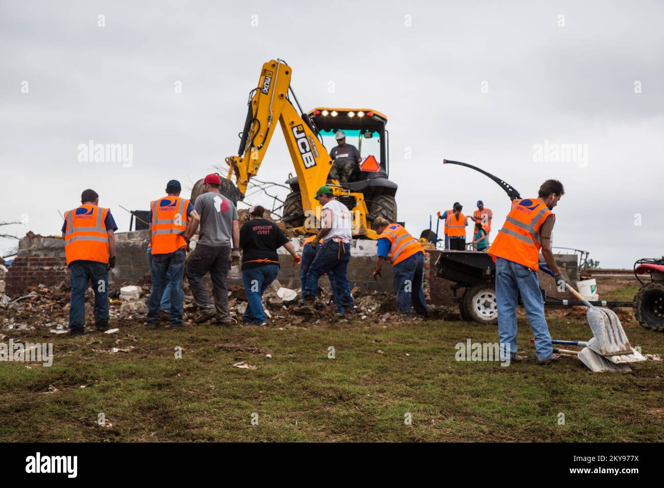 Mayflower, AR, 18 mai 2014 – des bénévoles de Direct TV travaillent avec l'équipe Rubicon pour retirer les débris d'une maison et d'une propriété sur Plantation Drive à Mayflower, Arkansas, après la destruction de la maison par une tornade sur 27 avril. La FEMA soutient les organisations bénévoles actives en cas de catastrophe (VOAD) qui aident les survivants à se remettre des catastrophes naturelles. Arkansas : tempêtes, tornades et inondations graves. Photographies relatives aux programmes, aux activités et aux fonctionnaires de gestion des catastrophes et des situations d'urgence Banque D'Images