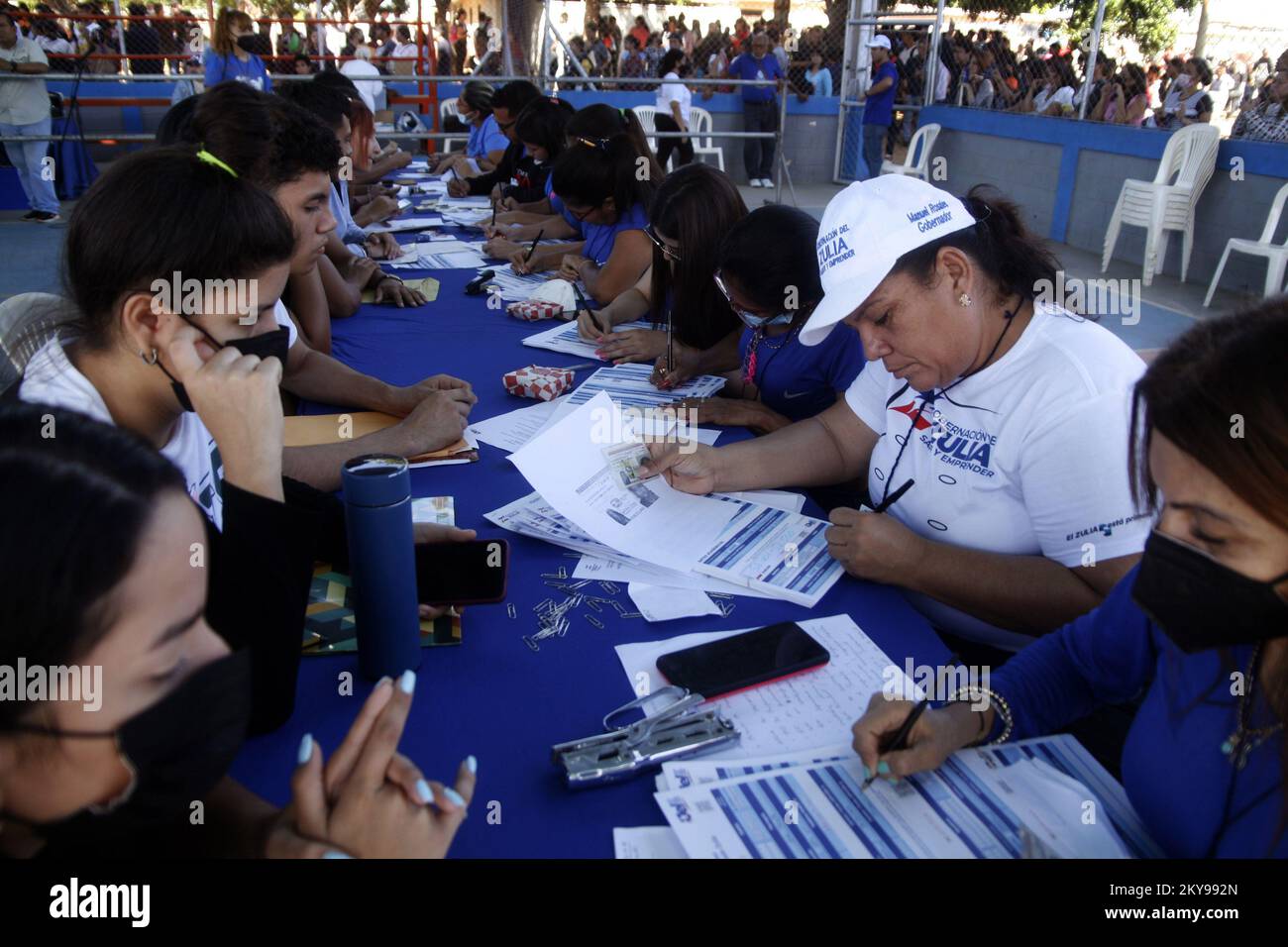 30 novembre 2022, San Francisco, Venezuela. Ce mercredi, de jeunes Vénézuéliens ont assisté à l'enregistrement du « Recensement du Programme de bourses d'études JEL ». Le maire de la municipalité du sud, Gustavo Fernández Méndez, a personnellement supervisé l'inscription des candidats à des études universitaires en privé, Les universités publiques et avec la modalité du système en ligne grâce à la relance du programme fait par le gouverneur de l'état de Zulia Manuel Rosales Guerrero au ''Programme Jesús Enrique Lossada Scholarshipss'' avec cette initiative, les diplômés de lycée et les gens de 16 à Banque D'Images