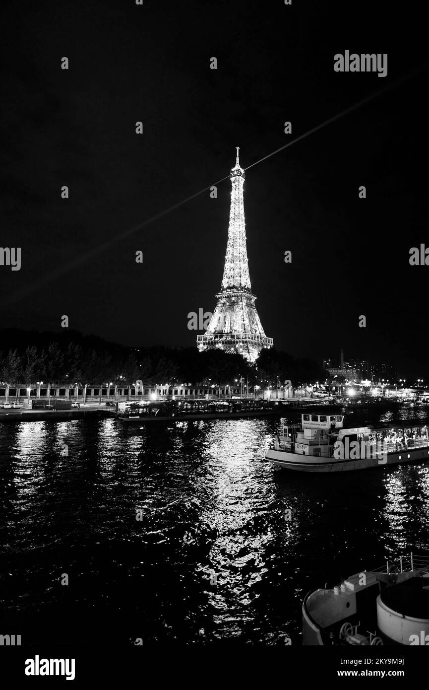 PARIS, FRANCE - 10 AOÛT 2015 : vue de nuit sur la tour Eiffel. La tour Eiffel est le monument le plus visité de France. Banque D'Images