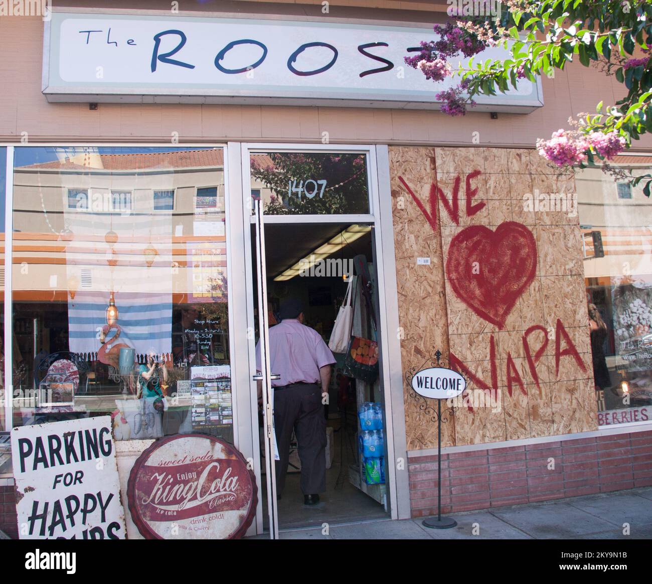 « Le contreplaqué couvrant un parc d'éoliennes cassé à Napa, en Californie, présente un message de soutien tandis que les résidents et les entreprises s'efforcer de se remettre d'un tremblement de terre de 6,0 qui a secoué la ville sur 24 août 2014. » Tremblement de terre en Californie. Photographies relatives aux programmes, aux activités et aux fonctionnaires de gestion des catastrophes et des situations d'urgence Banque D'Images