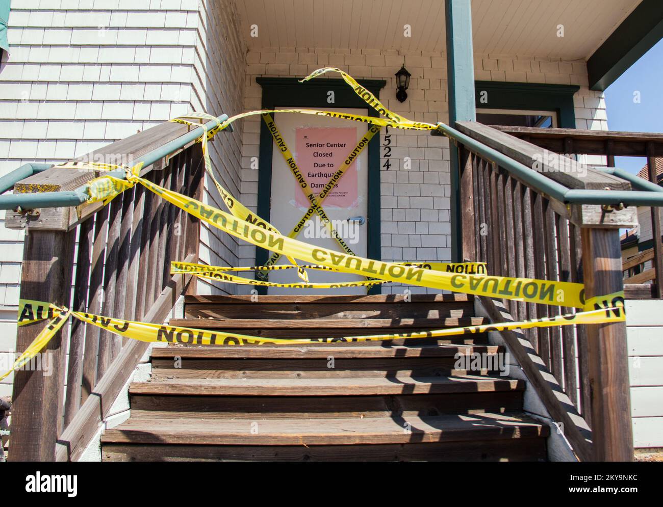 La bande de mise en garde jaune a été une vue commune sur les rues de Napa, en Californie, après un tremblement de terre de 6,0 a secoué la ville à 3:20am sur 24 août 2014. Un panneau sur la porte de ce centre pour personnes âgées avertit que le centre est fermé en raison de dommages causés par un tremblement de terre. Tremblement de terre en Californie. Photographies relatives aux programmes, aux activités et aux fonctionnaires de gestion des catastrophes et des situations d'urgence Banque D'Images