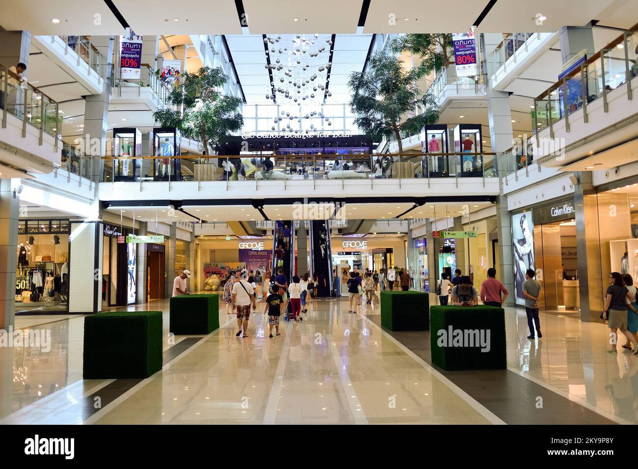 BANGKOK, THAÏLANDE - 20 JUIN 2015 : centre commercial intérieur. Centres commerciaux et grands magasins tels que Siam Paragon, Central World Plaza, Emperium, Banque D'Images