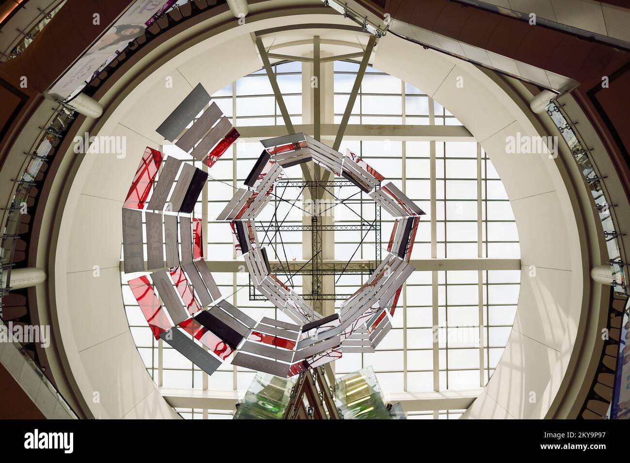 BANGKOK, THAÏLANDE - 20 JUIN 2015 : centre commercial intérieur. Centres commerciaux et grands magasins tels que Siam Paragon, Central World Plaza, Emperium, Banque D'Images