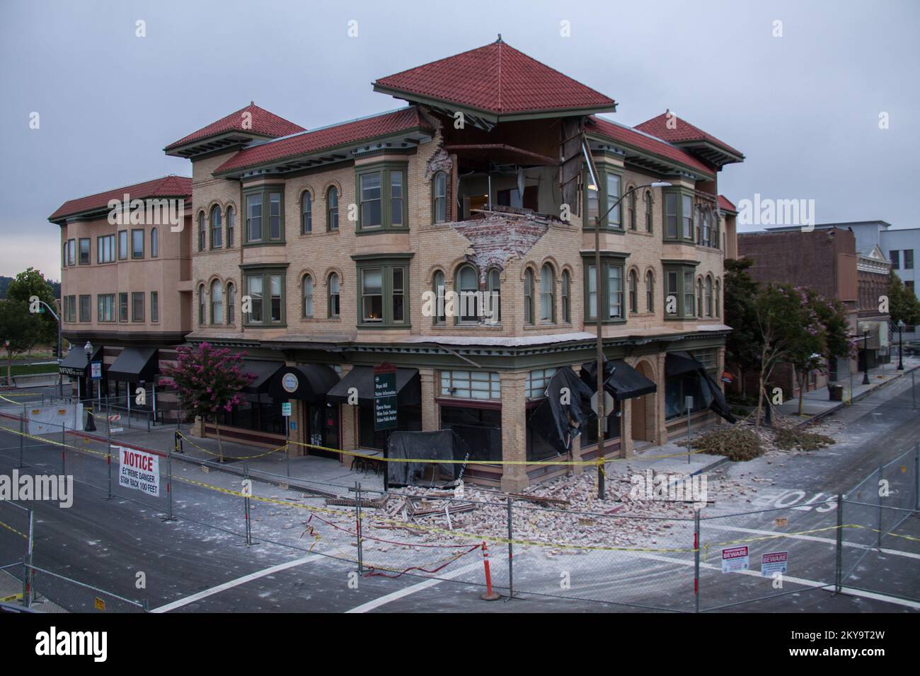 Les dommages causés aux bâtiments du centre-ville de Napa, en Californie, ont incité la ville à fermer les rues et à fermer les commerces après un tremblement de terre de 6,0 qui a secoué la ville sur 24 août 2014. Tremblement de terre en Californie. Photographies relatives aux programmes, aux activités et aux fonctionnaires de gestion des catastrophes et des situations d'urgence Banque D'Images