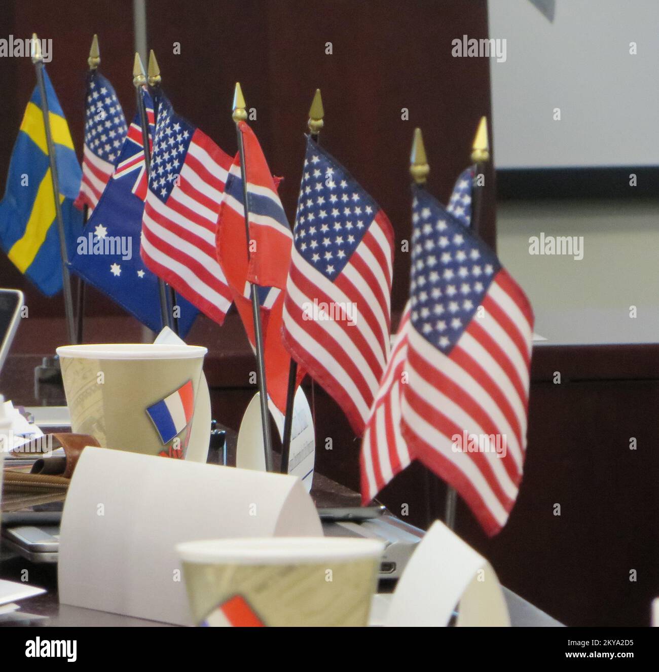 Washington, DC, 20 octobre 2014 drapeaux sur la table à l'atelier sur les leçons apprises. FEMA Andrew Slaten... Photographies relatives aux programmes, aux activités et aux fonctionnaires de gestion des catastrophes et des situations d'urgence Banque D'Images