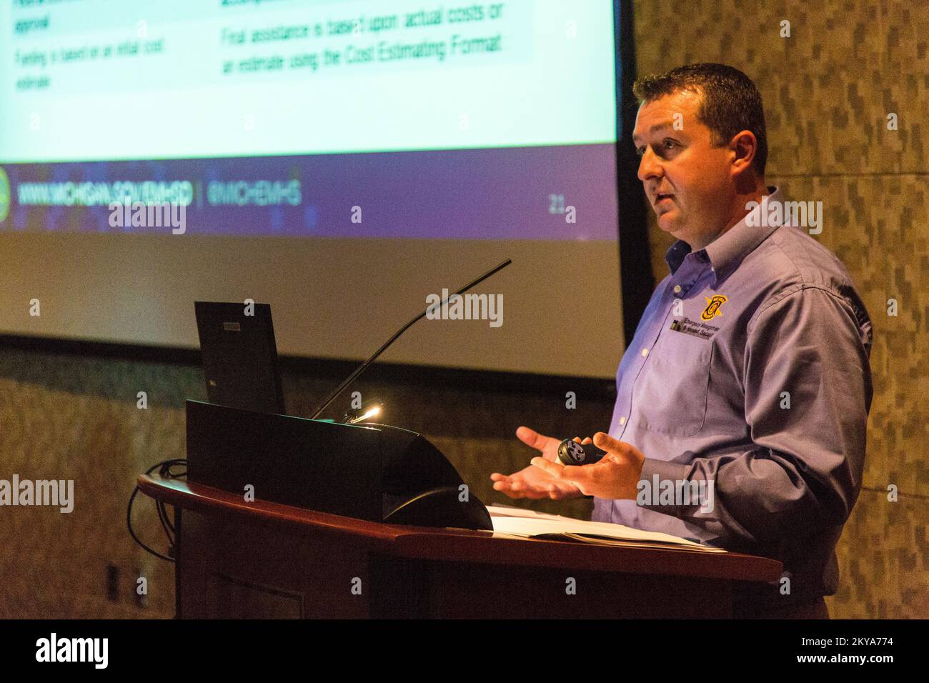 Southfield, MI, 8 octobre 2014 - Samuel Jonker-Burke, coordonnateur de l'UASI de la police de l'État du Michigan et spécialiste des subventions, s'adresse aux participants à une séance d'information sur les demandeurs d'aide publique à la bibliothèque publique de Southfield en réponse aux tempêtes et inondations graves qui 11-13 août 2014 ont eu un impact négatif sur les comtés de Wayne du Michigan, Oakland et Macomb. La FEMA soutient les gouvernements locaux et étatiques et les entités tribales dans leurs efforts pour se remettre des catastrophes naturelles. Photographies relatives aux programmes, aux activités et aux fonctionnaires de gestion des catastrophes et des situations d'urgence Banque D'Images