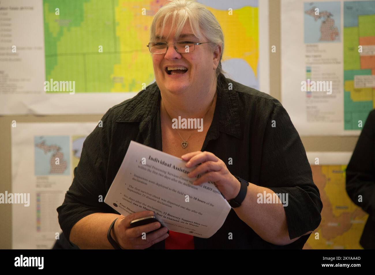 Warren, MI, 15 octobre 2014 - Jean McGhee, directeur de la branche d'assistance individuelle de la FEMA, s'adresse aux dirigeants du Congrès du Michigan et à leurs assistants pour leur demander de l'aide individuelle aux survivants de catastrophes lors d'une réunion d'information du Congrès au Bureau de campagne conjoint (JFO) pour le DR-4195 à Warren, Michigan, Suite aux violentes tempêtes et aux inondations qui ont 11-13 août 2014 eu des répercussions négatives sur les comtés de Wayne, Oakland et Macomb, dans le Michigan. La FEMA soutient les gouvernements locaux et étatiques et les entités tribales dans leurs efforts pour se remettre des catastrophes naturelles. Michigan : tempêtes et inondations graves. Banque D'Images