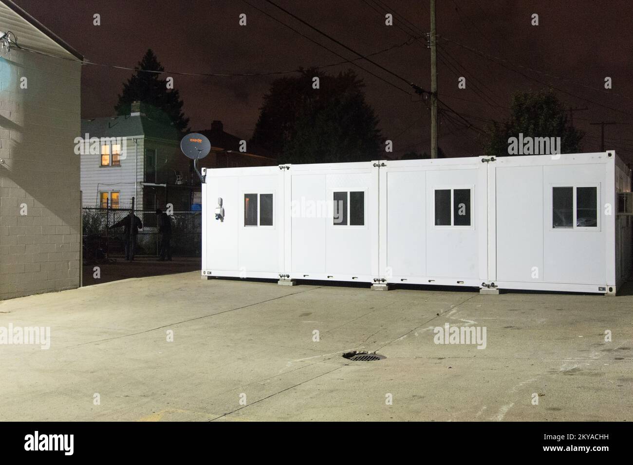 Detroit, MI, 18 octobre 2014 - Un site de soutien à la récupération (RSS) du Pack po-U FEMA (PUP) photographié la nuit après son assemblage et son perfectionnement par des spécialistes de la logistique FEMA et des spécialistes de l'assistance à la production du Groupe Mandus. Une fois l'intérieur du PUP nettoyé et électrifié, le Po-U Pack sera utilisé comme un site de support de récupération autonome (RSS) dans le parking d'un magasin Ace Hardware à Detroit, Le Michigan aidera les survivants de catastrophes à s'inscrire auprès de la FEMA pour obtenir de l'aide en cas de catastrophe en réponse aux graves tempêtes et inondations sur le 11-13 août 2014 qui ont eu des répercussions négatives sur la Michiga Banque D'Images