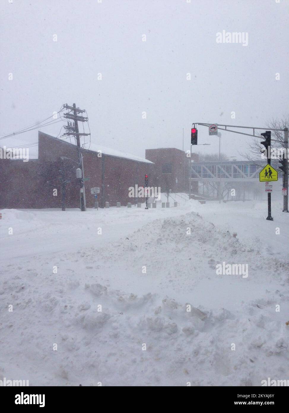 Boston, Massachusetts 27 janvier 2015 - On a demandé aux conducteurs de rester hors des routes de Boston pendant qu'un Nor'easter déversait plusieurs pieds de neige sur la ville streets.br. Photographies relatives aux programmes, aux activités et aux fonctionnaires de gestion des catastrophes et des situations d'urgence Banque D'Images Boston, Massachusetts 27 janvier 2015 - On a demandé aux conducteurs de rester hors des routes de Boston pendant qu'un Nor'easter déversait plusieurs pieds de neige sur la ville streets.br. Photographies relatives aux programmes, aux activités et aux fonctionnaires de gestion des catastrophes et des situations d'urgence Banque D'Images