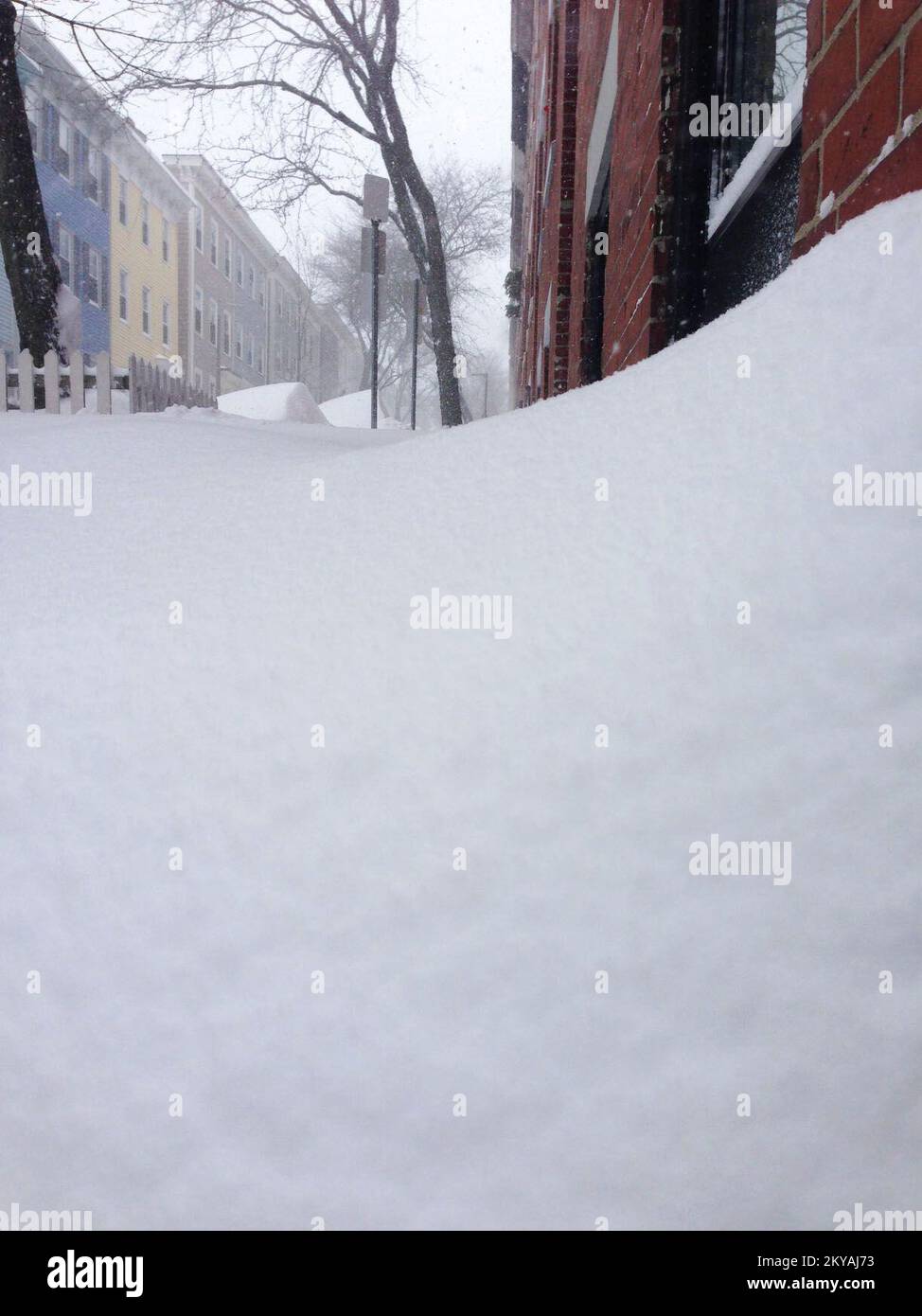 Boston, Massachusetts 27 janvier 2015 - le pelletage de la neige est devenu un travail énorme après qu'un blizzard sévère a jeté plusieurs pieds de neige sur les rues de la ville... Photographies relatives aux programmes, aux activités et aux fonctionnaires de gestion des catastrophes et des situations d'urgence Banque D'Images Boston, Massachusetts 27 janvier 2015 - le pelletage de la neige est devenu un travail énorme après qu'un blizzard sévère a jeté plusieurs pieds de neige sur les rues de la ville... Photographies relatives aux programmes, aux activités et aux fonctionnaires de gestion des catastrophes et des situations d'urgence Banque D'Images
