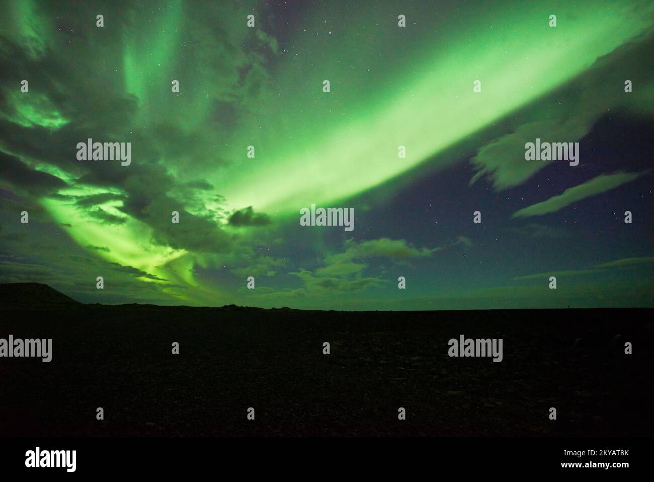 Les aurores dansent au-dessus de la péninsule de Snæfellsnes, peignant le ciel nocturne avec des teintes vibrantes, le bruit de l'image dû à la haute sensibilité ISO Banque D'Images