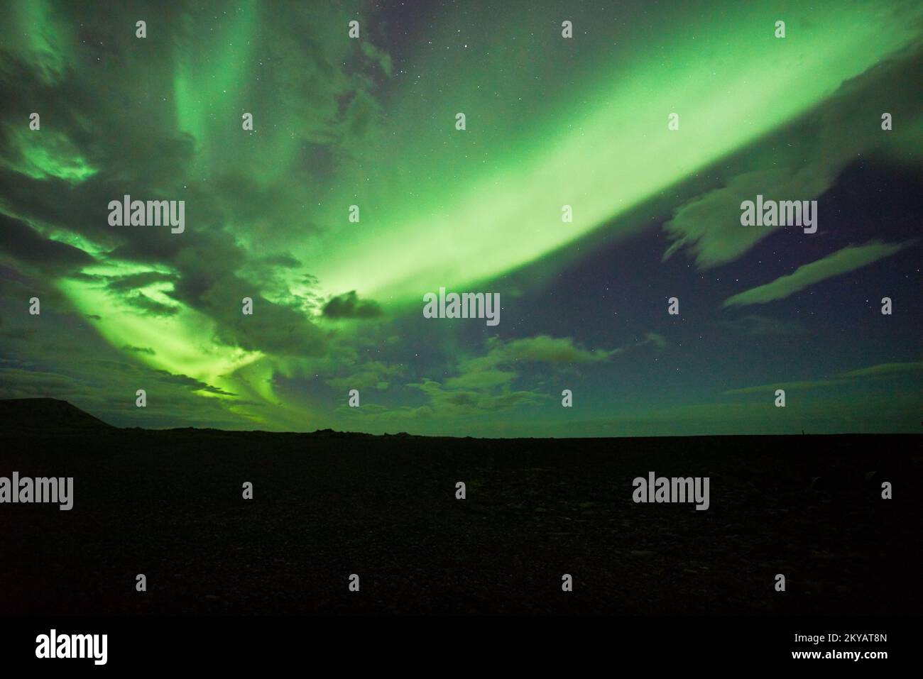 Les aurores dansent au-dessus de la péninsule de Snæfellsnes, peignant le ciel nocturne avec des teintes vibrantes, le bruit de l'image dû à la haute sensibilité ISO Banque D'Images