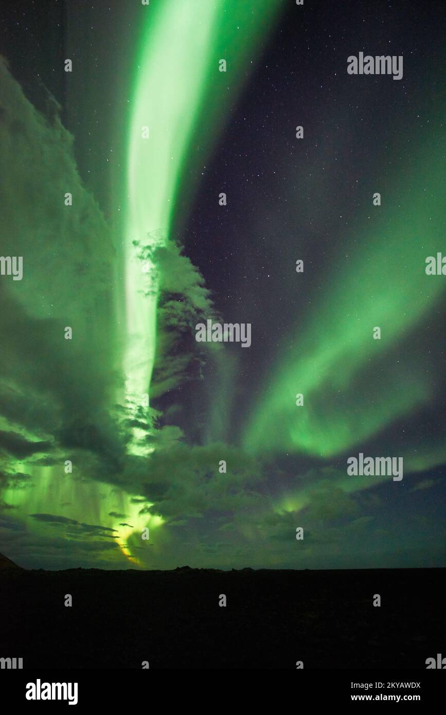 Les aurores dansent au-dessus de la péninsule de Snæfellsnes, peignant le ciel nocturne avec des teintes vibrantes, le bruit de l'image dû à la haute sensibilité ISO Banque D'Images