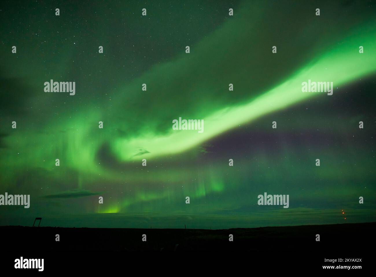 Les aurores dansent au-dessus de la péninsule de Snæfellsnes, peignant le ciel nocturne avec des teintes vibrantes, le bruit de l'image dû à la haute sensibilité ISO Banque D'Images