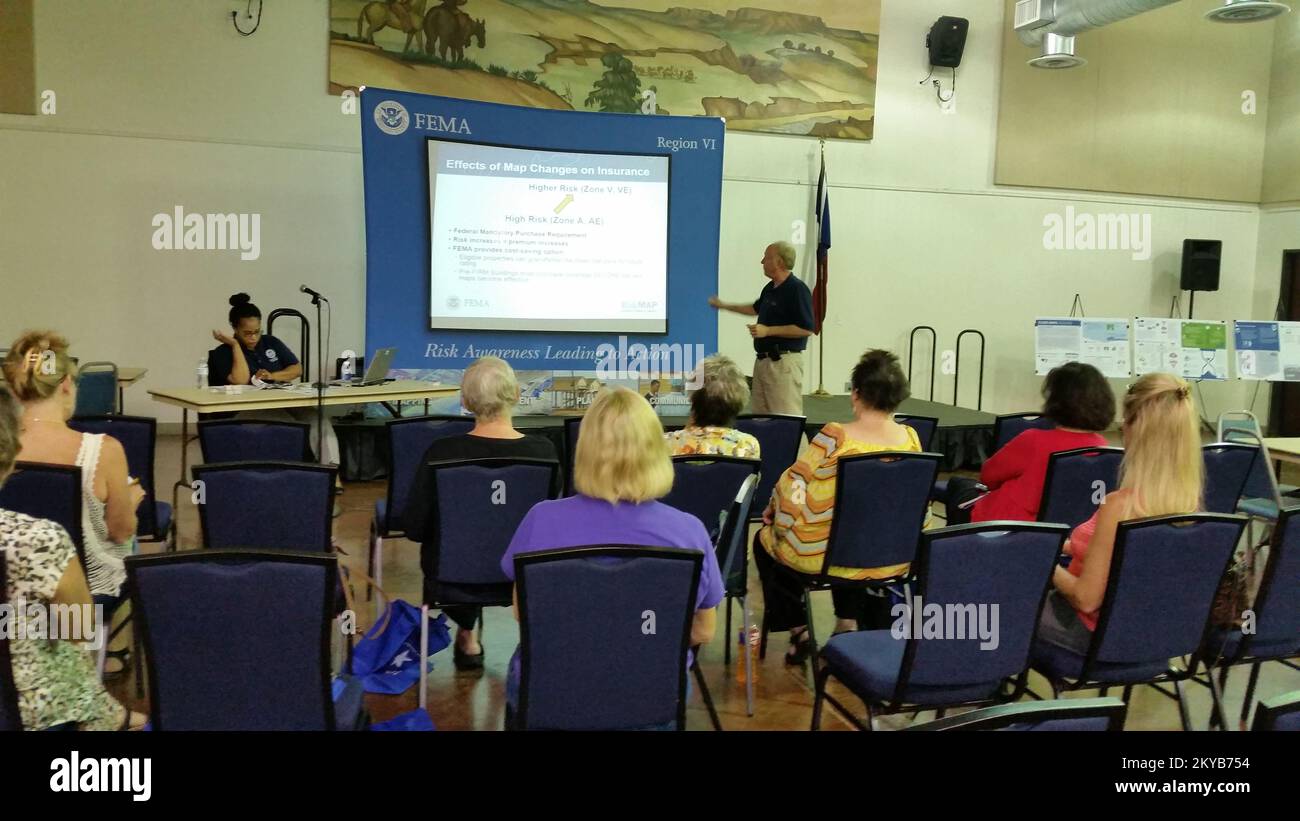 Wayne Berggren, expert en atténuation de la FEMA, s'adresse à un atelier pour les agents d'assurance et immobiliers à Wimberley, au Texas, sur les élévations des crues de la base consultative du comté de Hays, le site de certaines des pires inondations du Memorial Day de l'État. Wayne Berggren&nbsp, expert en atténuation de la FEMA, s'adresse à un atelier pour & nbsp; Insurance and Real Estate agents in&nbsp; Wimberley, TX&nbsp;sur les élévations de la base consultative pour le comté de Hays, le site de certaines des pires inondations du Memorial Day de l'État et du 39. Photographies relatives aux programmes, activités et programmes de gestion des catastrophes et des situations d'urgence, Banque D'Images