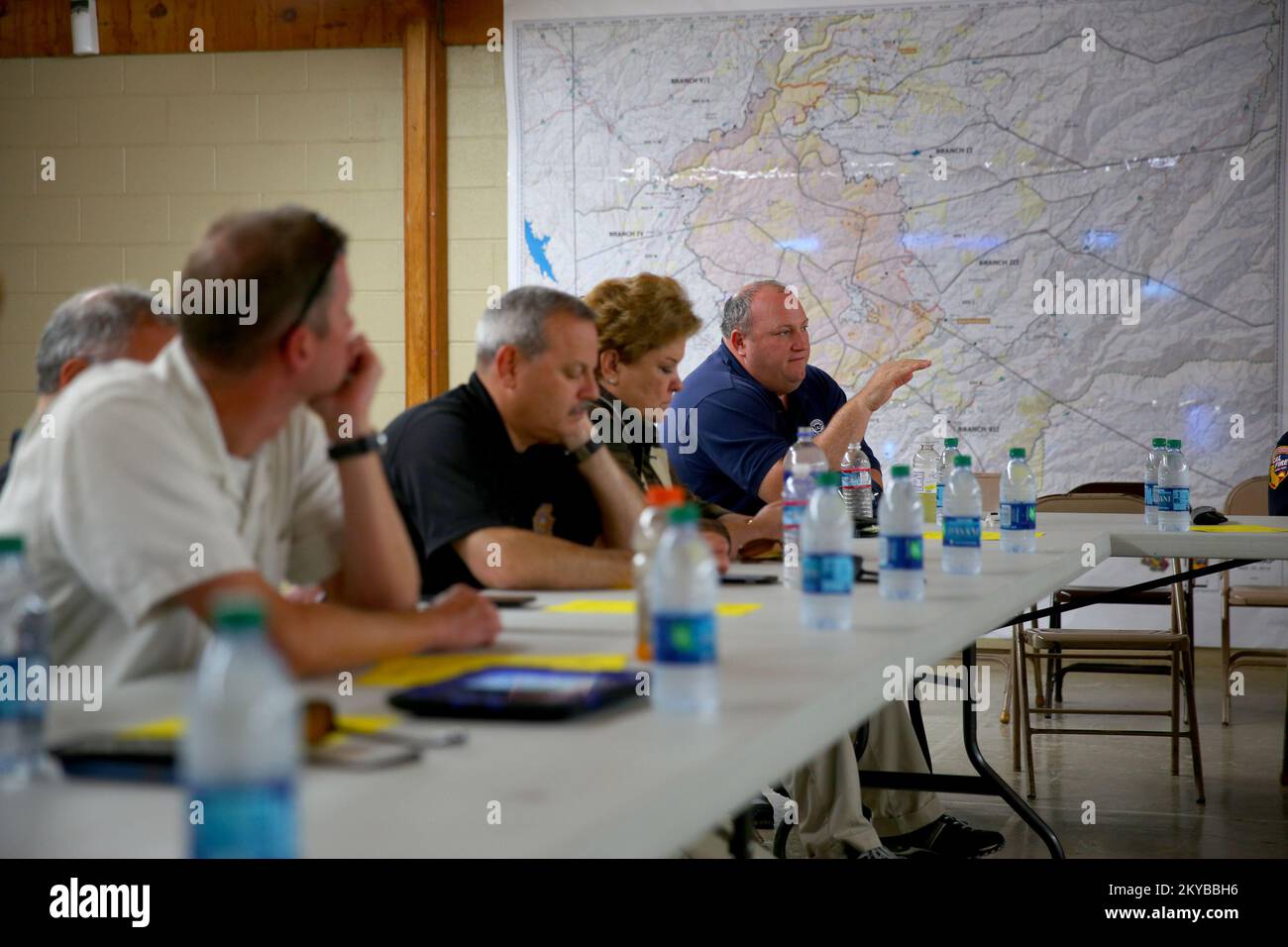 Angeles Cam, CA- 25 septembre 2015-FEMA Administrateur de la région IX Robert Fenton discute des innovations logicielles et des communications au poste de commandement des incidents avec le département de foresterie et de prévention des incendies de Calfire. La FEMA coordonne les mesures de rétablissement avec l'État afin de fournir des secours aux résidents qui ont été touchés par les récents incendies. Adam DuBrowa FEMA. Feu de la vallée de la Californie. Photographies relatives aux programmes, aux activités et aux fonctionnaires de gestion des catastrophes et des situations d'urgence Banque D'Images